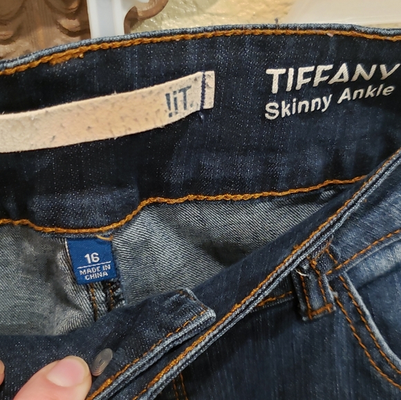 Distressed skinny jeans - Picture 3 of 3